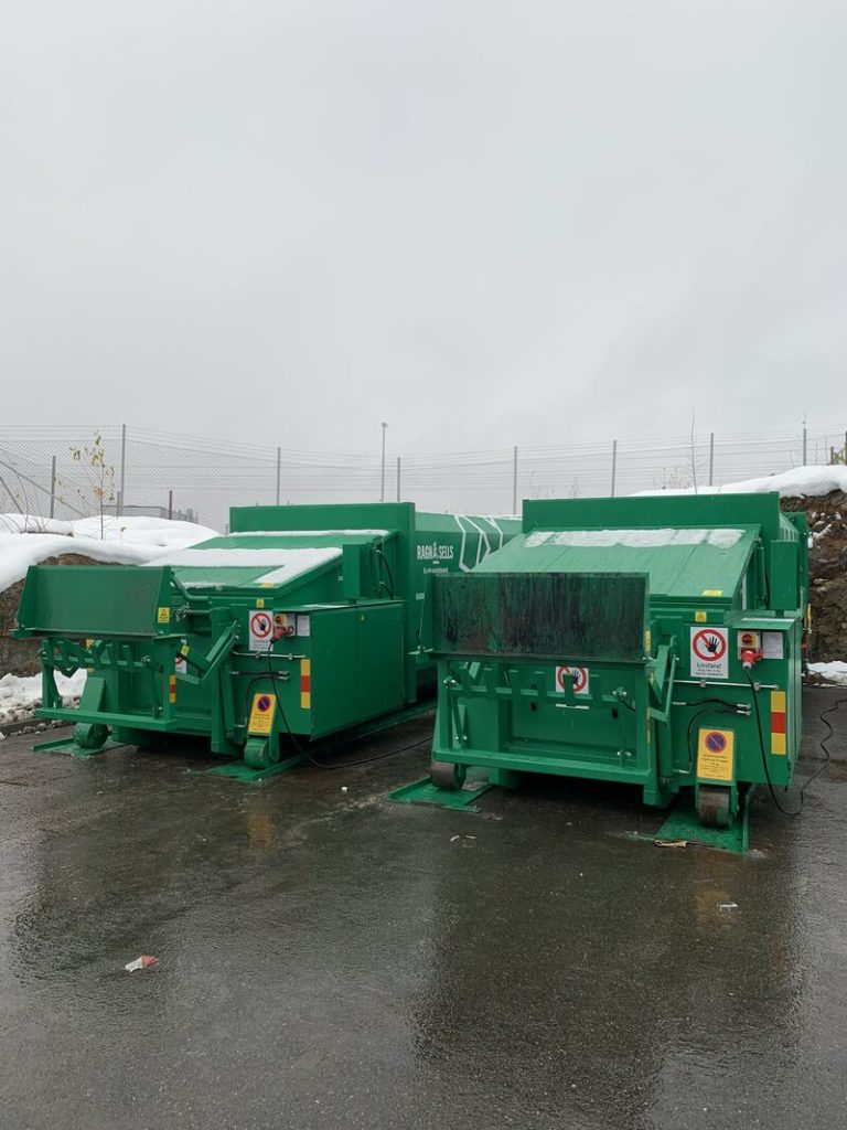 Ny installation av komprimatorer för Scania. Bild på två gröna komprimatorer från märket Ragnsell
